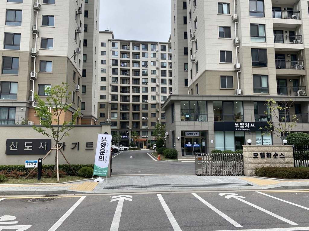 이 대통령, "불로소득, 국민 통합 저해 주범" 규정하며 부동산 정책 토론회 주재