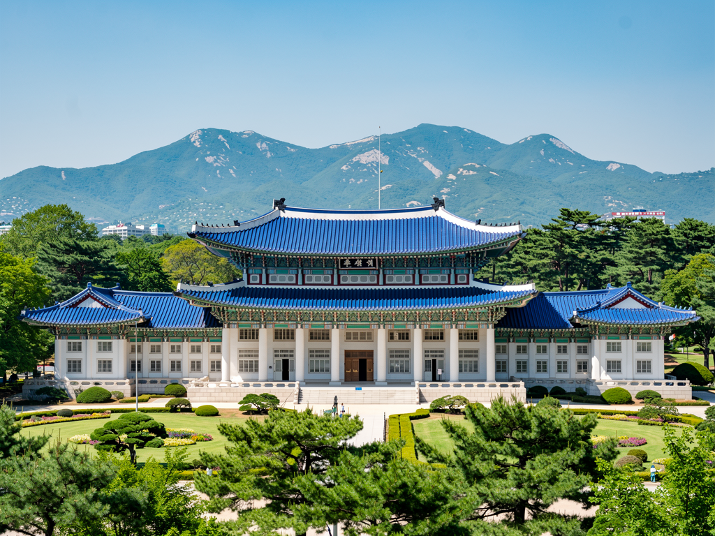 청와대, '현직 대통령 연임 개헌 불가' 논란 진화